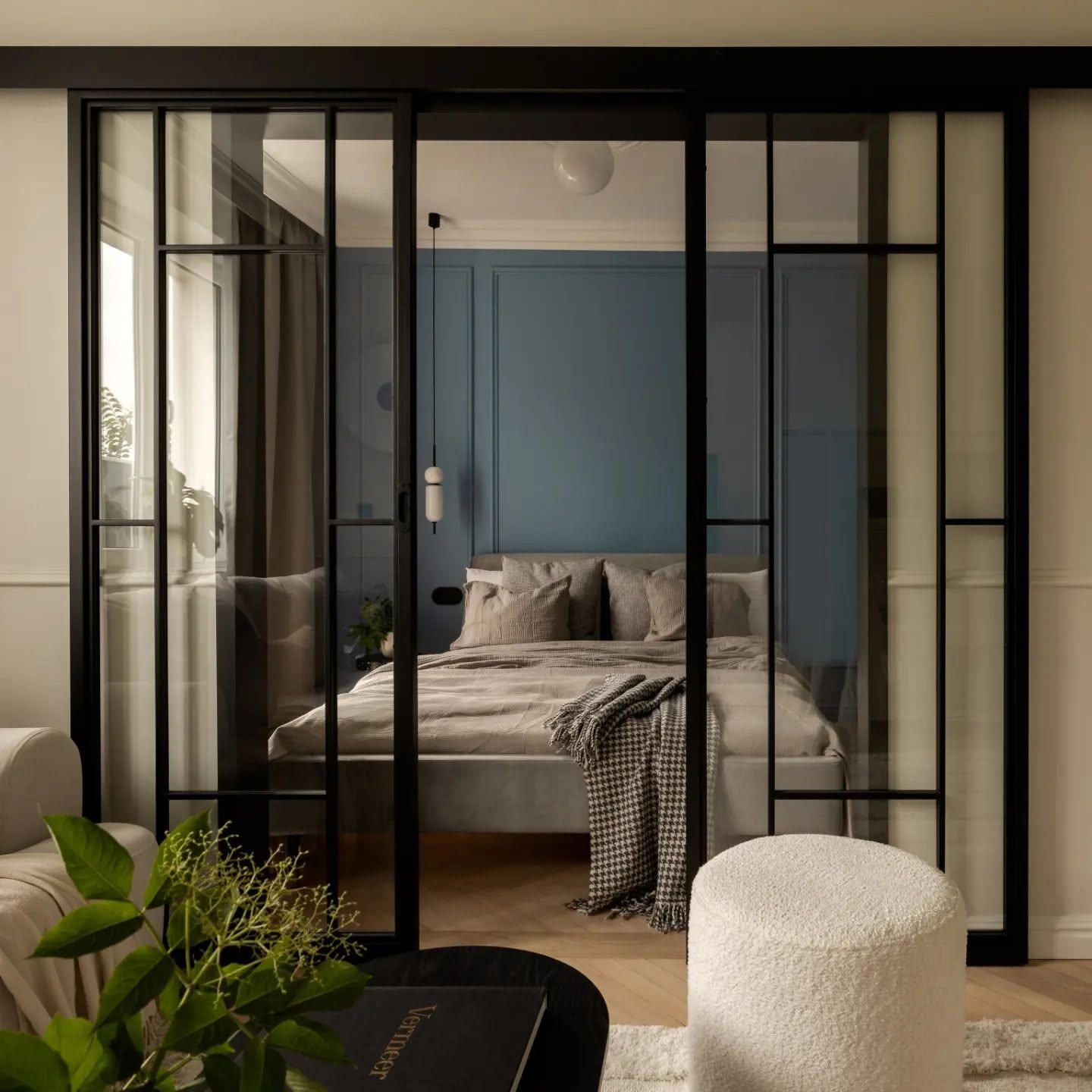 Realizacja oto_projekt — sypialnia z przeszkleniem loft