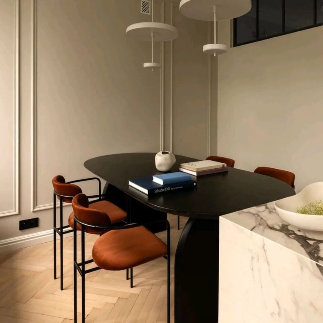 Realizacja oto_projekt — jadalnia z designerskimi krzesłami