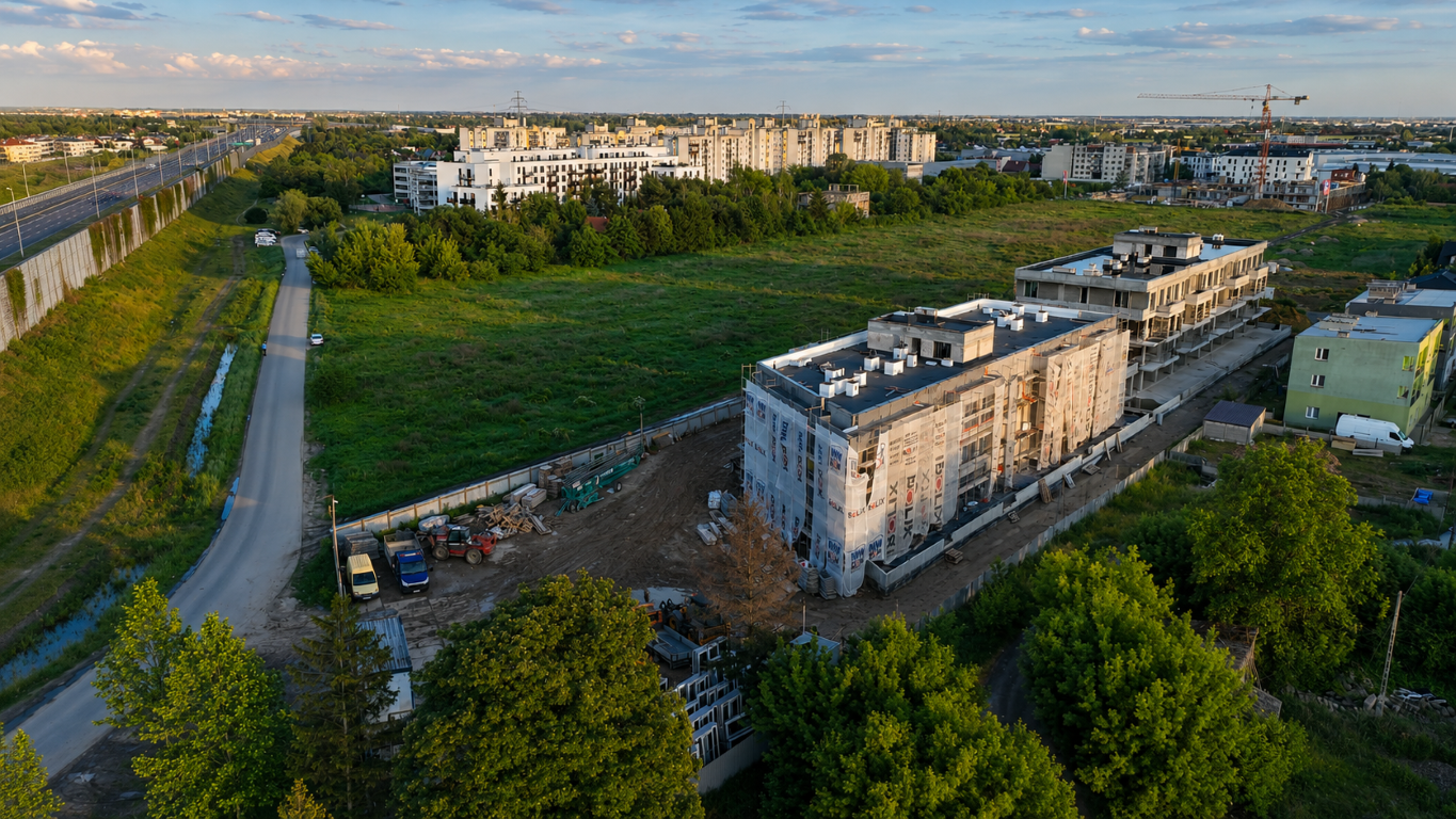 Budynek A z zamontowanymi oknami — widok z drona na elewację