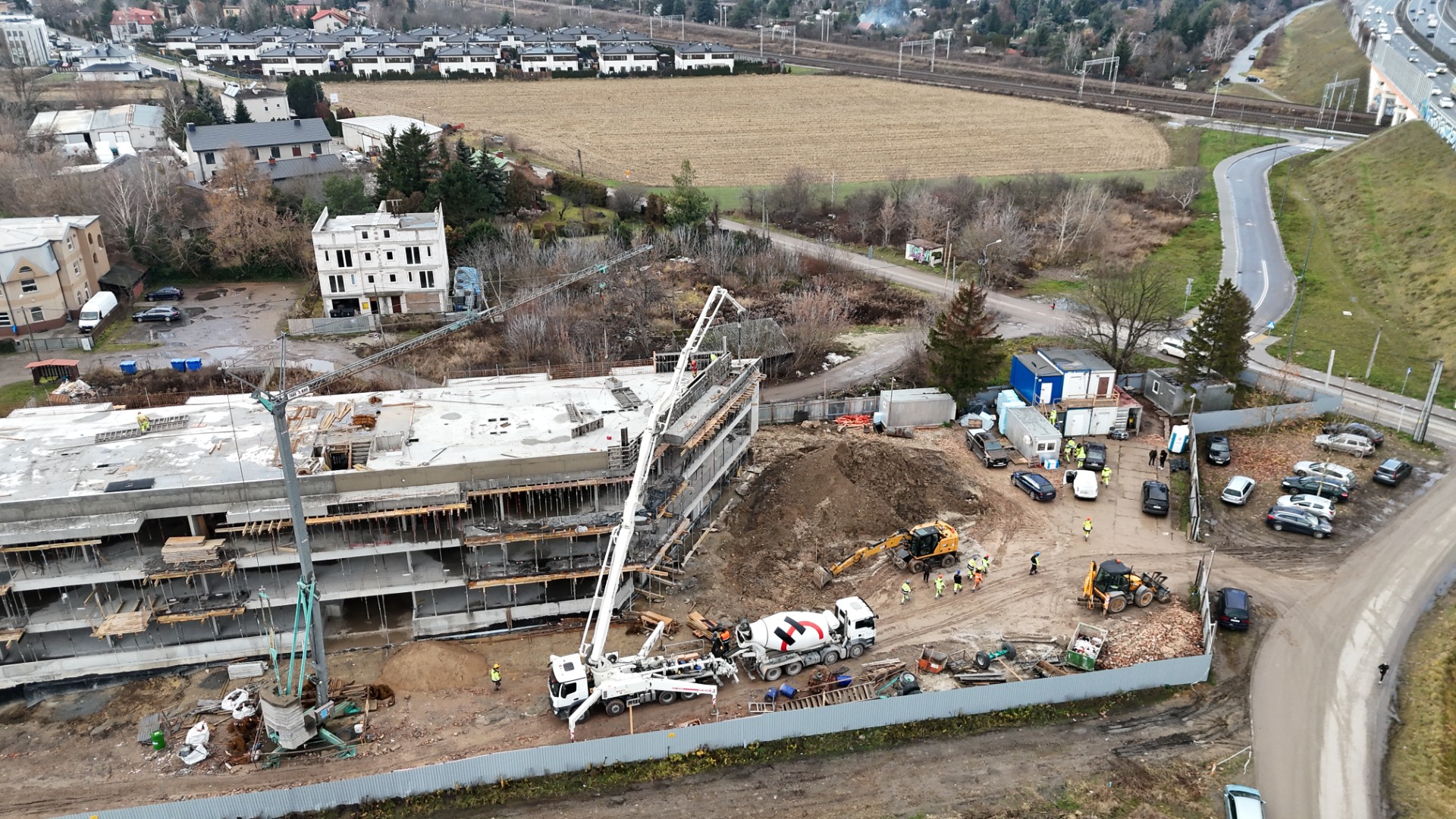 Widok z drona na budynek A — prace konstrukcyjne