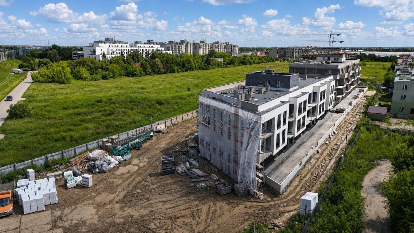 Miniatura: Budynek A — widok z drona na dach i elewację zachodnią
