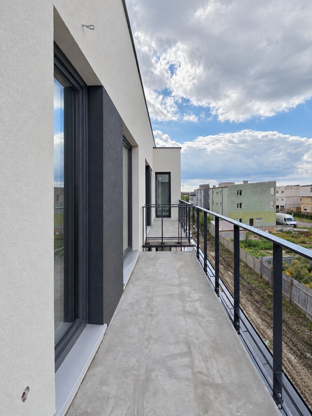 Miniatura: Balkon w budynku A — widok na okolicę z gotową balustradą